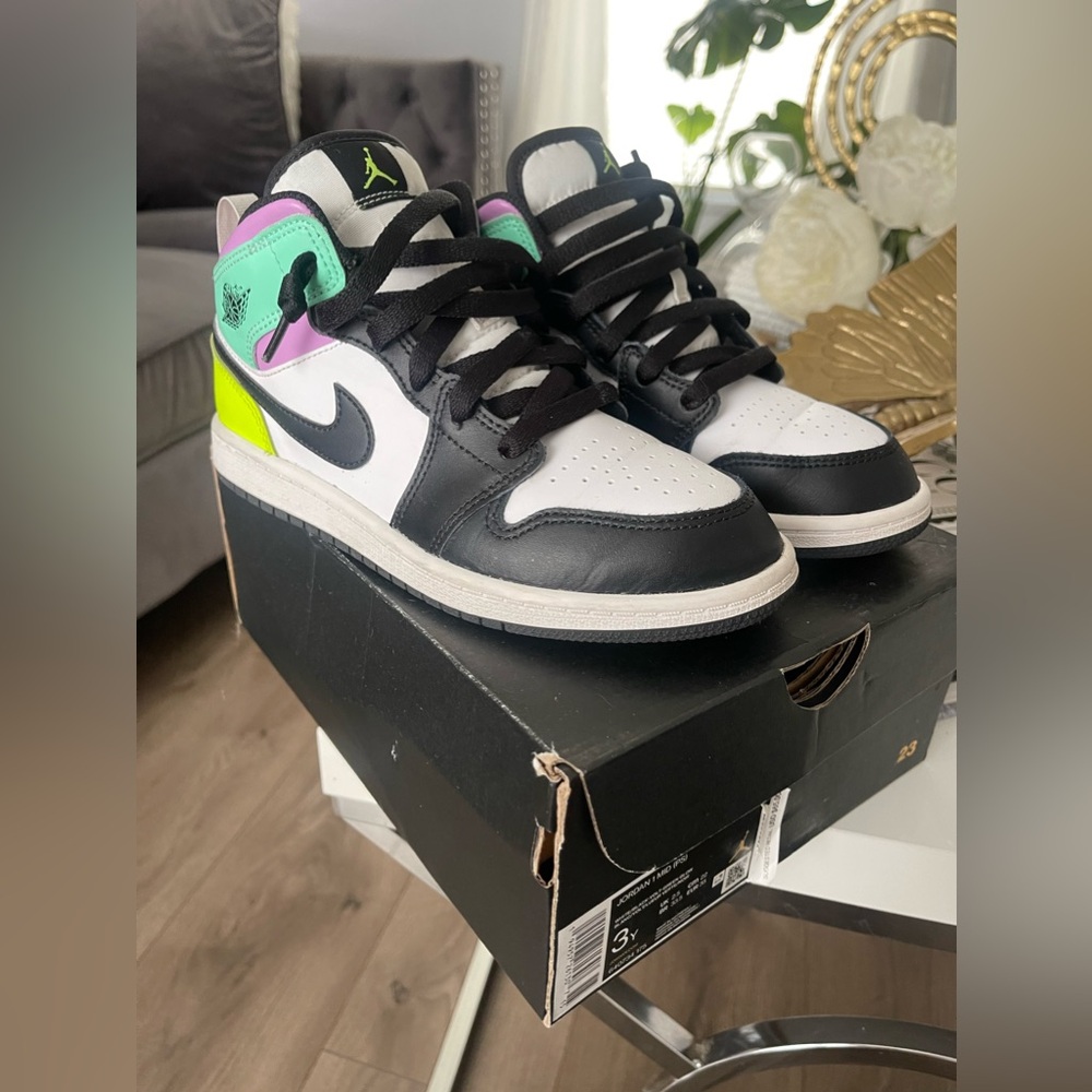 Jordan 1 Mid